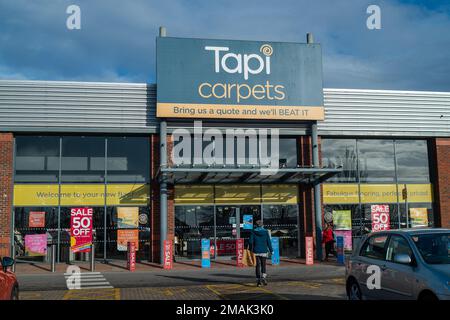 Slough, Berkshire, Großbritannien. 19. Januar 2023. Der Bath Road Shopping Park am A4. In Slough wurde für 120m Pfund an SEGRO verkauft. Derzeit gibt es eine Reihe leerer Einheiten, die früher von Mothercare, Furniture Village, Outfit und Argos besetzt waren. Der Standort gehörte der Royal London Asset Management, die ihn 2016 vom Crown Estate kaufte. Mieter, die auf der Website bleiben, sind B&Q, New Look, Carpetright, Next, Boots und TAPI-Teppiche. Es ist nicht bekannt, was im Retail Park geschehen wird und ob die fünf derzeitigen Mieter verlegt werden. Kredit: Maureen McLean/Alamy Live News Stockfoto