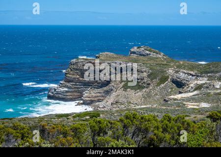 Felsvorsprung am Cape Point. Westkap, Südafrika. Stockfoto