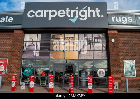 Slough, Berkshire, Großbritannien. 19. Januar 2023. Der Bath Road Shopping Park am A4. In Slough wurde für 120m Pfund an SEGRO verkauft. Derzeit gibt es eine Reihe leerer Einheiten, die früher von Mothercare, Furniture Village, Outfit und Argos besetzt waren. Der Standort gehörte der Royal London Asset Management, die ihn 2016 vom Crown Estate kaufte. Mieter, die auf der Website bleiben, sind B&Q, New Look, Carpetright, Next, Boots und TAPI-Teppiche. Es ist nicht bekannt, was im Retail Park geschehen wird und ob die fünf derzeitigen Mieter verlegt werden. Kredit: Maureen McLean/Alamy Live News Stockfoto