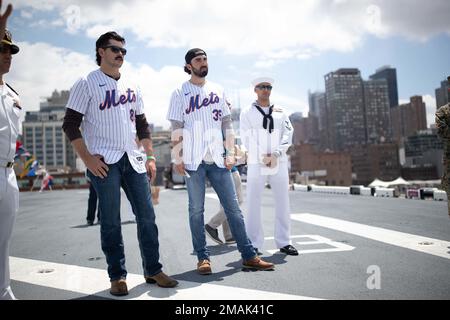 220528-N-GF276-1173 NEW YORK (28. Mai 2022) - Colin Holderman und Stephen Nogosek, Spieler der New York Mets, stehen auf dem Flugdeck des Amphibienschiffs USS Bataan (LHD5) 28. Mai 2022. Bataan nimmt an der Flottenwoche New York 2022 Teil. Bataan ist in der Marinestützstelle Norfolk zu Hause. Stockfoto