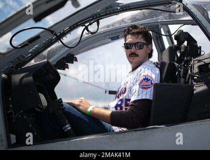 220528-N-GF276-1183 NEW YORK. (28. Mai 2022) - Stephen Nogosek, ein Spieler der New York Mets, sitzt im Cockpit eines UH-1Y Huey auf dem Flugdeck des Amphibienschiffs USS Bataan (LHD 5) 28. Mai 2022. Bataan nimmt an der Flottenwoche New York 2022 Teil. Bataan ist in der Marinestützstelle Norfolk zu Hause. Stockfoto