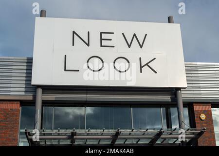 Slough, Berkshire, Großbritannien. 19. Januar 2023. Der Bath Road Shopping Park am A4. In Slough wurde für 120m Pfund an SEGRO verkauft. Derzeit gibt es eine Reihe leerer Einheiten, die früher von Mothercare, Furniture Village, Outfit und Argos besetzt waren. Der Standort gehörte der Royal London Asset Management, die ihn 2016 vom Crown Estate kaufte. Mieter, die auf der Website bleiben, sind B&Q, New Look, Carpetright, Next, Boots und TAPI-Teppiche. Es ist nicht bekannt, was im Retail Park geschehen wird und ob die fünf derzeitigen Mieter verlegt werden. Kredit: Maureen McLean/Alamy Live News Stockfoto