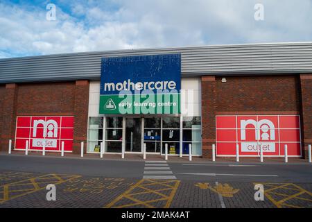 Slough, Berkshire, Großbritannien. 19. Januar 2023. Der Bath Road Shopping Park am A4. In Slough wurde für 120m Pfund an SEGRO verkauft. Derzeit gibt es eine Reihe leerer Einheiten, die früher von Mothercare, Furniture Village, Outfit und Argos besetzt waren. Der Standort gehörte der Royal London Asset Management, die ihn 2016 vom Crown Estate kaufte. Mieter, die auf der Website bleiben, sind B&Q, New Look, Carpetright, Next, Boots und TAPI-Teppiche. Es ist nicht bekannt, was im Retail Park geschehen wird und ob die fünf derzeitigen Mieter verlegt werden. Kredit: Maureen McLean/Alamy Live News Stockfoto