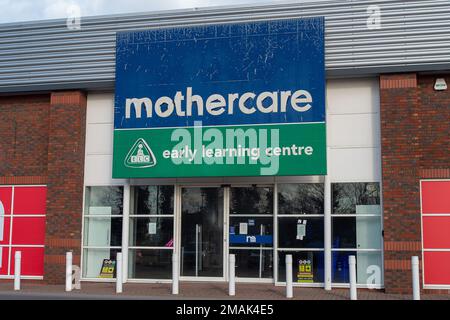 Slough, Berkshire, Großbritannien. 19. Januar 2023. Der Bath Road Shopping Park am A4. In Slough wurde für 120m Pfund an SEGRO verkauft. Derzeit gibt es eine Reihe leerer Einheiten, die früher von Mothercare, Furniture Village, Outfit und Argos besetzt waren. Der Standort gehörte der Royal London Asset Management, die ihn 2016 vom Crown Estate kaufte. Mieter, die auf der Website bleiben, sind B&Q, New Look, Carpetright, Next, Boots und TAPI-Teppiche. Es ist nicht bekannt, was im Retail Park geschehen wird und ob die fünf derzeitigen Mieter verlegt werden. Kredit: Maureen McLean/Alamy Live News Stockfoto