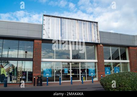 Slough, Berkshire, Großbritannien. 19. Januar 2023. Der Bath Road Shopping Park am A4. In Slough wurde für 120m Pfund an SEGRO verkauft. Derzeit gibt es eine Reihe leerer Einheiten, die früher von Mothercare, Furniture Village (abgebildet), Outfit und Argos besetzt waren. Der Standort gehörte der Royal London Asset Management, die ihn 2016 vom Crown Estate kaufte. Mieter, die auf der Website bleiben, sind B&Q, New Look, Carpetright, Next, Boots und TAPI-Teppiche. Es ist nicht bekannt, was im Retail Park geschehen wird und ob die fünf derzeitigen Mieter verlegt werden. Kredit: Maureen McLean/Alamy Live News Stockfoto