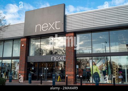 Slough, Berkshire, Großbritannien. 19. Januar 2023. Der Bath Road Shopping Park am A4. In Slough wurde für 120m Pfund an SEGRO verkauft. Derzeit gibt es eine Reihe leerer Einheiten, die früher von Mothercare, Furniture Village, Outfit und Argos besetzt waren. Der Standort gehörte der Royal London Asset Management, die ihn 2016 vom Crown Estate kaufte. Mieter, die auf der Website bleiben, sind B&Q, New Look, Carpetright, Next, Boots und TAPI-Teppiche. Es ist nicht bekannt, was im Retail Park geschehen wird und ob die fünf derzeitigen Mieter verlegt werden. Kredit: Maureen McLean/Alamy Live News Stockfoto