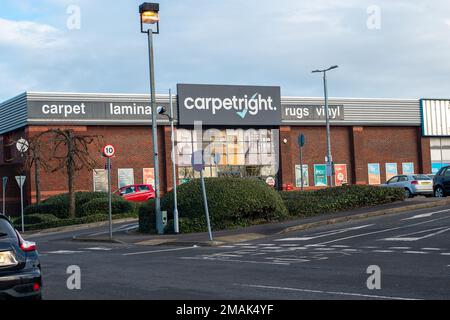 Slough, Berkshire, Großbritannien. 19. Januar 2023. Der Bath Road Shopping Park am A4. In Slough wurde für 120m Pfund an SEGRO verkauft. Derzeit gibt es eine Reihe leerer Einheiten, die früher von Mothercare, Furniture Village, Outfit und Argos besetzt waren. Der Standort gehörte der Royal London Asset Management, die ihn 2016 vom Crown Estate kaufte. Mieter, die auf der Website bleiben, sind B&Q, New Look, Carpetright, Next, Boots und TAPI-Teppiche. Es ist nicht bekannt, was im Retail Park geschehen wird und ob die fünf derzeitigen Mieter verlegt werden. Kredit: Maureen McLean/Alamy Live News Stockfoto