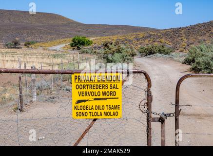 Ein Warnschild am eisernen Tor eines Privatgrundstücks. Nordkap, Südafrika. Stockfoto