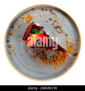 Ein Stück Käsekuchen mit Erdbeergelee und frischen Beeren Stockfoto