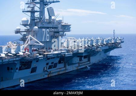 220529-N-BR419-1045 PHILIPPINE SEA (29. Mai 2022) die USA USS Ronald Reagan (CVN 76), der einzige vorwärtsgesetzte Flugzeugträger der Navy, treibt in der Philippinischen See. Ronald Reagan, das Flaggschiff der Carrier Strike Group 5, stellt eine kampfbereite Truppe bereit, die die Vereinigten Staaten schützt und verteidigt und Bündnisse, Partnerschaften und kollektive maritime Interessen in der Region Indo-Pazifik unterstützt. Stockfoto