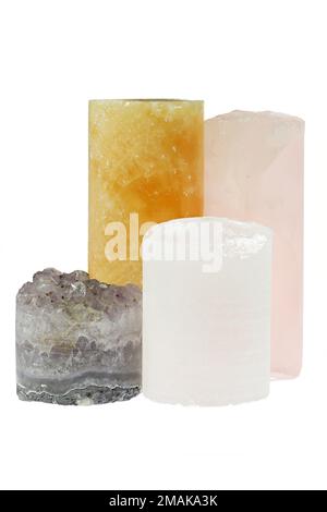Gruppe verschiedener Bohrkerne auf weißem Hintergrund isoliert (Amethyst, Steinkristall, Orangenkalzit und Rosenquarz) Stockfoto