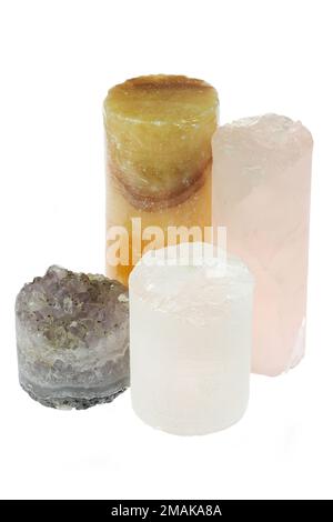 Gruppe verschiedener Bohrkerne auf weißem Hintergrund isoliert (Amethyst, Steinkristall, Orangenkalzit und Rosenquarz) Stockfoto
