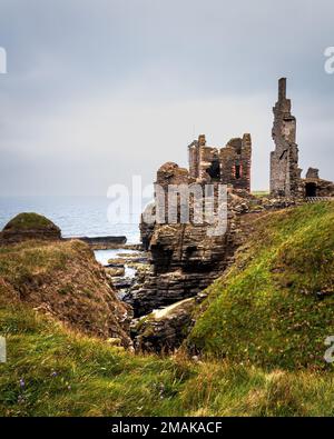 Castle Sinclair Girnigoe aus dem späten 15. Jahrhundert befindet sich auf den Klippen an der Nordostküste Schottlands in der Nähe der Stadt Wick Stockfoto