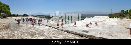 Touristen besuchen Pamukkale am 12. September 2012 in der Türkei. Phänomene Pamukkale ist als Weltkulturerbe anerkannt. Stockfoto