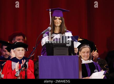 New York, Usa. 18. Januar 2023. Emily Ratajkowski hält am Donnerstag, den 19. Januar 2023 in New York City die Antrittsrede bei den Hunter-Zeremonien. Mehr als 2.000 Studenten erhielten ihre Abschlüsse am Hunter College Winter Commencement unter der Leitung von Präsident Jennifer J. Raab. Foto: John Angelillo/UPI Credit: UPI/Alamy Live News Stockfoto