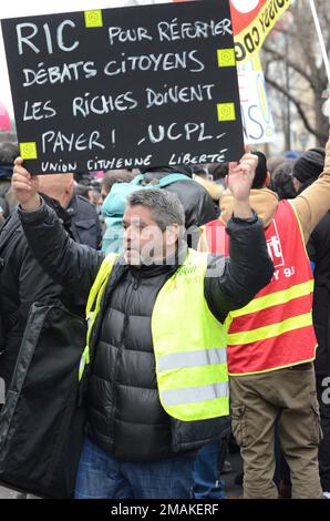 Environ 400000 personnes à Paris selon les syndicats sont venus dire NON à l'allongement de la durée de cotisation et au départ en retraite à 64 ans Stockfoto