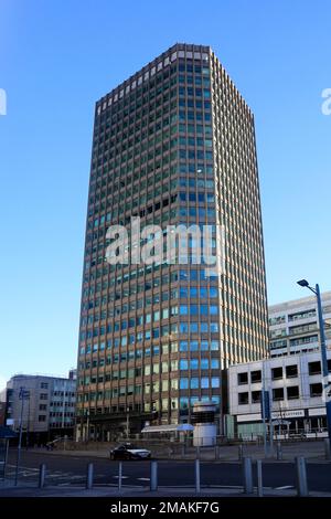 Hauptgebäude des Hauptturms mit einem Taxi vor dem Hotel, Cardiff, Januar 2023. Im Winter Stockfoto