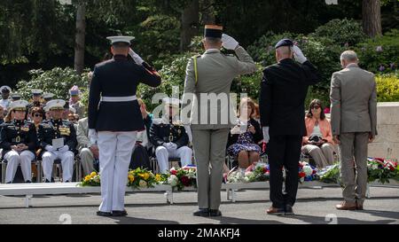 Besondere Gäste grüßen während einer Zeremonie auf dem Aisne-Marne American Cemetery, Belleau, Frankreich, 29. Mai 2022. Diese Gedenkfeier wurde anlässlich des 104. Jahrestages der Schlacht von Belleau Wood abgehalten. Der Besuch dient zu Ehren derer, die während des Ersten Weltkriegs das ultimative Opfer für ihre jeweiligen Länder gebracht haben Stockfoto