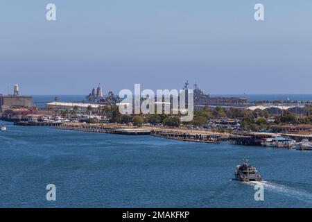 220529-N-VQ947-2012 LOS ANGELES (29. Mai 2022) – das Amphibienschiff USS Portland (LPD 27) der Klasse San Antonio, linker Hintergrund, und das Amphibienschiff USS Essex (LHD 2), rechter Hintergrund, wie vom Obermast des Schlachtschiff Iowa Museum während der Los Angeles Fleet Week, 29. Mai 2022, gesehen. Die LAFW bietet der amerikanischen Öffentlichkeit Gelegenheit, mit ihren Teams der Marine, des Marine Corps und der Küstenwache zusammenzutreffen und die amerikanischen Seeverkehrsdienste zu erleben. Während der Flottenwoche nehmen Mitglieder des Dienstes an verschiedenen gemeinnützigen Veranstaltungen Teil, präsentieren der Gemeinde Fähigkeiten und Ausrüstung und genießen diese Stockfoto