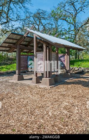 Überdachte Hinweisschilder am Dorris Ranch Park in der Nähe von Springfield, Oregon. Stockfoto