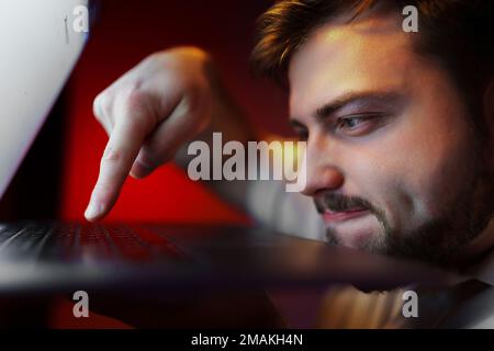 Eine Person drückt DIE EINGABETASTE auf einer Tastatur. Großer Plan. Stockfoto