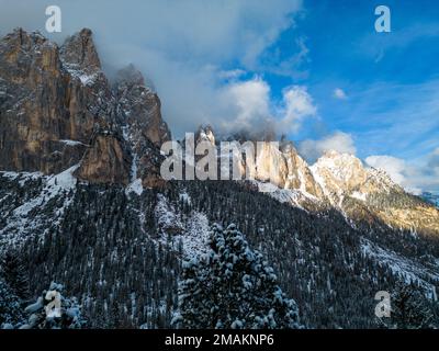 Eine Drohnenaufnahme des dramatischen Sonnenuntergangs im Winter am Massiv der Rosengarten Group (oder Rosengarten-Massiv), Vigo di Fassa, den Dolomiten Norditaliens Stockfoto