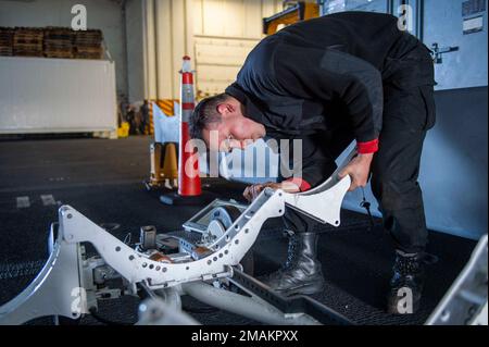 220529-N-KU796-1026 PACIFIC OCEAN (29. Mai 2022) Aviation Ordnanceman Airman Aiden Stipe aus Albuquerque, N.M., baut an Bord des Flugzeugträgers USS Nimitz (CVN 68) in der Hangarbucht eine Kutsche zusammen. Nimitz ist im 3.-Flottenbereich der USA unterwegs. Stockfoto