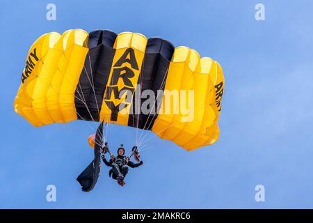 Staff Sgt. Gabe Colon vom Golden Knights Black Demonstrationsteam fliegt die Gefangenenflagge (POW) während der Bethpage Airshow am 28. Mai 2022 in die Zielluft. Stockfoto