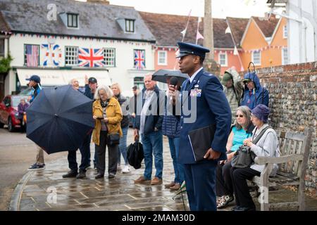 Hauptmann Damien Gipson, Kaplan der 352d. Spezialeinheit, spricht während der Gedenkzeremonie am Lavenham Market Place, England, am 29. Mai 2022 vor der Gemeinde Lavenham. Team Mildenhall nahm am Memorial Weekend in Lavenham Teil und Sudbury gedenkt den Gefallenen der Bombengruppe von 486. und 487. im Zweiten Weltkrieg Stockfoto