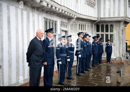 Mitarbeiter der RAF Mildenhall stehen neben der Gemeinde Lavenham und Sudbury während der Gedenkzeremonie am Lavenham Market Place, England, am 29. Mai 2022 zur Verfügung. Team Mildenhall nahm am Memorial Weekend in Lavenham und Sudbury Teil, um den Gefallenen der Bombengruppe von 486. und 487. im Zweiten Weltkrieg zu gedenken Stockfoto