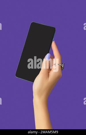 Gepflegte Hände der Frau halten das Smartphone mit leerem Bildschirm Stockfoto