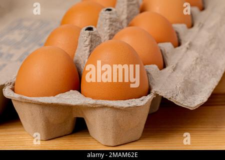 Frische braune Hühnereier im Karton. Ökologisches, Käfigfreies und Geflügelzuchtkonzept. Stockfoto