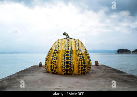 Yayoi Kusama Kürbis auf Naoshima Japan Stockfoto