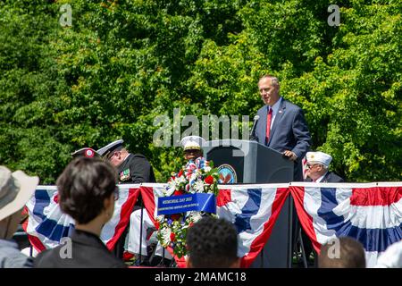 Richard Anderson, Vorsitzender des Potomac Region Veterans Council, gibt den Aufruf zur Ordnung bei der Gedenkfeier zum Quantico National Cemetery Memorial Day in Triangle, Virginia, 30. Mai 2022. Die Zeremonie findet jedes Jahr am Memorial Day-Wochenende statt, um das Andenken und den Militärdienst der dort begrabenen Soldaten zu ehren. Stockfoto