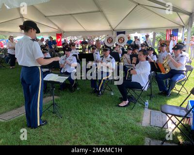 Mitglieder der Maryland National Guard's 229. Army Band spielen bei einer Gedenkfeier in den Dulaney Valley Memorial Gardens in Timonium, Maryland, am 30. Mai 2022. (Air National Guard Foto von Oberst Wayde R. Minami/Released) Stockfoto