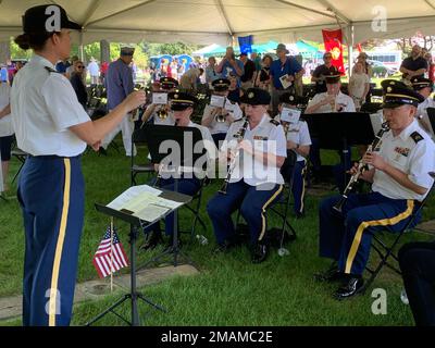 Mitglieder der Maryland National Guard's 229. Army Band spielen bei einer Gedenkfeier in den Dulaney Valley Memorial Gardens in Timonium, Maryland, am 30. Mai 2022. (Air National Guard Foto von Oberst Wayde R. Minami/Released) Stockfoto