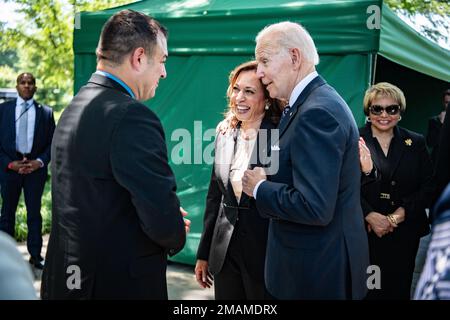 Präsident Joseph Biden und Vizepräsident Kamala Karris sprechen mit dem Ehrenmedaillenempfänger Sgt. 1. Klasse Leroy Petry auf dem Nationalfriedhof Arlington, Virginia, am 30. Mai 2022. Stockfoto