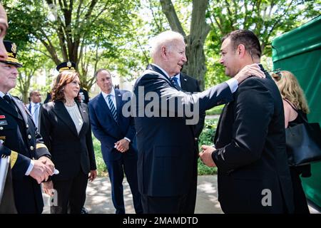 Präsident Joseph Biden spricht mit dem Ehrenmedaillenempfänger Sgt. 1. Klasse Leroy Petry auf dem Arlington National Cemetery, Arlington, Virginia, 30. Mai 2022. Abbildung dahinter, von links nach rechts: 20. Vorsitzender des Stabschefs U.S. General Mark Milley, Vizepräsident Kamala Karris und zweiter Herr Doug Emhoff. Stockfoto