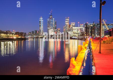 London, Großbritannien. 19. Januar 2023. Eternal Sundown by Mads Vegas zeigt farbenfrohe Lichtröhren entlang des Flusses. Das Lights Festival 2023 in und um Battersea Power Station startet heute mit einer in Zusammenarbeit mit der Light Art Collection kuratierten Lichtinstallation im berühmten, denkmalgeschützten Kraftwerk der Klasse II. Die Installationen können kostenlos besichtigt werden, und das Festival läuft bis zum 5. März und ist kostenlos zu besuchen. Kredit: Imageplotter/Alamy Live News Stockfoto