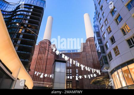 London, Großbritannien. 19. Januar 2023. Die Nachbarschaft von Sergey Kim ist eine beleuchtete Wäscherei auf dem Electric Boulevard. Das Lights Festival 2023 in und um Battersea Power Station startet heute mit einer in Zusammenarbeit mit der Light Art Collection kuratierten Lichtinstallation im berühmten, denkmalgeschützten Kraftwerk der Klasse II. Die Installationen können kostenlos besichtigt werden, und das Festival läuft bis zum 5. März und ist kostenlos zu besuchen. Kredit: Imageplotter/Alamy Live News Stockfoto