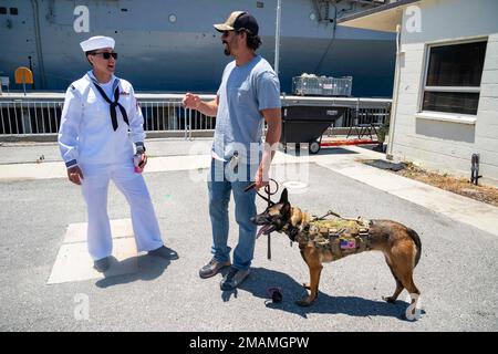 LOS ANGELES (30. Mai 2022) Damage Control Fireman Brandi HattonFranklin spricht mit Justin Melnick, einem Besetzungsmitglied der Fernsehserie „SEAL Team“, während der Los Angeles Fleet Week am 30. Mai 2022. Die Los Angeles Fleet Week ist eine Gelegenheit für die amerikanische Öffentlichkeit, ihre Navy-, Marine Corps- und Küstenwacheteams zu treffen und Amerikas Seeservice zu erleben. Während der Flottenwoche nehmen Mitglieder des Dienstes an verschiedenen gemeinnützigen Veranstaltungen Teil, präsentieren der Gemeinde Fähigkeiten und Ausrüstung und genießen die Gastfreundschaft von Los Angeles und seiner Umgebung. Stockfoto