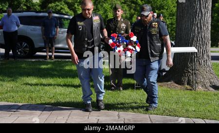 Justin Knight, der Kapitelbefehlshaber, und James Enman von der Combat Veterans Motorcycle Association, Kapitel MD 40-2, tragen einen zeremoniellen Kranz während der Gedenkfeier am 30. Mai auf dem Postfriedhof auf dem Aberdeen Proving Ground (Nord), Maryland. Soldaten, Zivilisten, Rentner und Familienangehörige der APG versammelten sich, um den Mitgliedern des Dienstes zu gedenken, die das ultimative Opfer für die Verteidigung der Nation brachten. Stockfoto