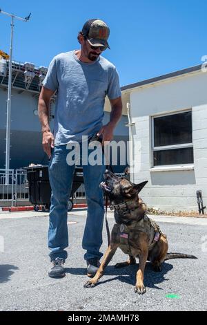 LOS ANGELES (30. Mai 2022) Justin Melnick, ein Schauspieler der Fernsehserie „SEAL Team“, und sein Hund Pepper besuchen das Amphibienschiff USS Essex (LHD 2) während der Los Angeles Fleet Week, 30. Mai 2022. Die Los Angeles Fleet Week ist eine Gelegenheit für die amerikanische Öffentlichkeit, ihre Navy-, Marine Corps- und Küstenwacheteams zu treffen und Amerikas Seeservice zu erleben. Während der Flottenwoche nehmen Mitglieder des Dienstes an verschiedenen gemeinnützigen Veranstaltungen Teil, präsentieren der Gemeinde Fähigkeiten und Ausrüstung und genießen die Gastfreundschaft von Los Angeles und seiner Umgebung. Stockfoto