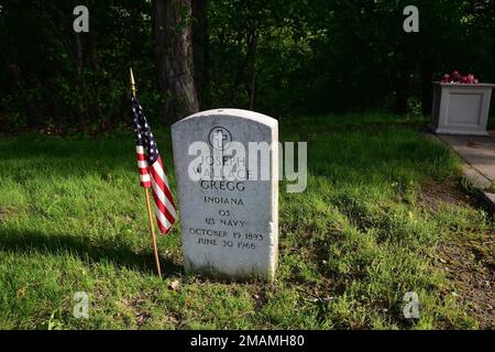 TOLLE SEEN, Illinois. (30. Mai 2022) das Grab des ersten Rekruten, der jemals ein Boot Camp in Great Lakes besuchte, wurde am Memorial Day mit einer Flagge geschmückt. Im Rahmen der Gedenkfeier zum Memorial Day der Navy haben die Führung und das Personal der Marinestation Great Lakes dabei geholfen, die Flaggen auf jedem Grab des Friedhofs auf der Basis zu platzieren. Stockfoto