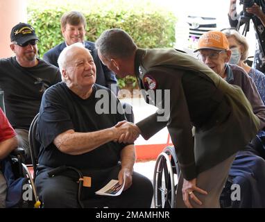 Generalleutnant Daniel Karbler, kommandierender General der USA Army Space and Missile Defense Command (Weltraum- und Raketenabwehrkommando der Armee), spricht mit dem koreanischen Veteranen-Veteranen der Air Force Charles Townson während der Floyd E. ‚tut‘ Fann State Veterans Home's Memorial Day Zeremonie am Montag. Karbler sprach mit den Veteranen und anwesenden Familienmitgliedern, um das ultimative Opfer zu ehren, das Soldaten, Matrosen, Flugzeuge, Marines, Küstenwachmänner und Wächter über die Jahre gebracht haben, sowie um Veteranen daran zu erinnern, dass sie nie vergessen werden. Stockfoto