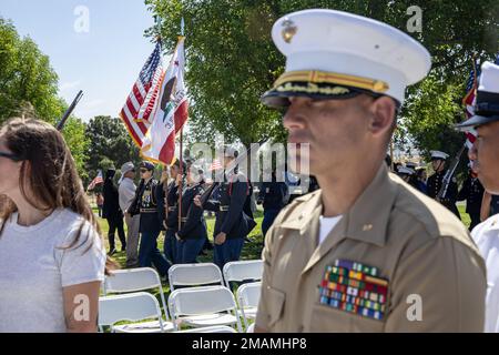 USA Marinekorps-Major Jacob Fernandez, der der 15. Marineexpeditionstruppe, Task Force Los Angeles, zugeteilte Offizier, beobachtet während einer Gedenkfeier im Green Hills Memorial Park in Rancho Palos Verdes, Kalifornien, im Rahmen der Los Angeles Fleet Week am 30. Mai 2022 eine Fahnenparade. Der Zweck der Flottenwoche besteht darin, die Fähigkeiten des Navy-Marine-Corps-Teams zu demonstrieren und der Gemeinde mit Veranstaltungen, statischen Darstellungen und persönlichen Interaktionen zwischen den Mitgliedern des Militärs und der Öffentlichkeit etwas zurückzugeben. Stockfoto