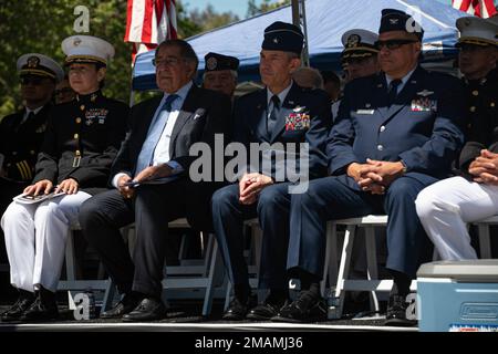 Kommandant Der Luftwaffe Von Kalifornien, Brigadegeneral. General Steven J. Butow und 129 Rescue Wing Commander, Oberst Victor Teal, wurden eingeladen, eine HH-60G Pave Hawk-Überführung zur jährlichen Gedenkfeier im Oak Hill Funeral Home & Memorial Park, San Jose, Kalifornien, am 30 2022. Mai abzuhalten. Die Veranstaltung wurde vom United Veterans Council of Santa Clara County organisiert und ehrt Veteranen aller Streitkräfte der Vereinigten Staaten. Stockfoto