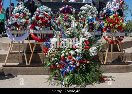 Ehrenkränze werden für gefallene Truppen während der jährlichen Gedenkfeier am Memorial Day im Oak Hill Funeral Home & Memorial Park, San Jose, Kalifornien, am 30 2022. Mai ausgestellt. Die Veranstaltung wurde vom United Veterans Council of Santa Clara County organisiert und ehrt Veteranen aller Streitkräfte der Vereinigten Staaten. Stockfoto