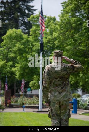 Ein Soldat der Oregons Army National Guard salutiert bei einer Zeremonie am Memorial Day im Veterans Memorial Park in Beaverton, Oregon, am 30. Mai 2022. An der Veranstaltung nahmen vor allem Mitglieder der lokalen Gemeinschaft sowie einige örtliche Würdenträger und Militärangehörige Teil. Stockfoto