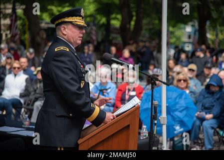 Brigg. Gen. Eric Riley, Assistant Adjutant General der Oregon Army National Guard, spricht am 30. Mai 2022 im Veterans Memorial Park in Beaverton, Oregon, mit Mitgliedern der örtlichen Gemeinde. An der Veranstaltung nahmen lokale Würdenträger Teil, darunter der Bürgermeister von Beaverton, Lacey Beaty sowie mehrere örtliche Militärangehörige. Stockfoto